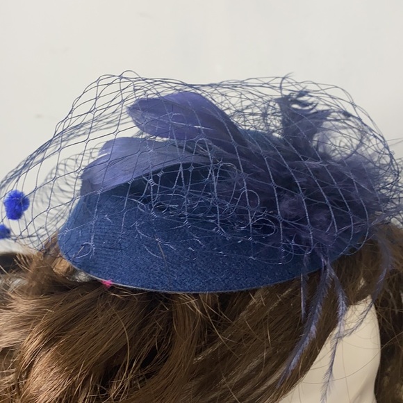 . Vintage Fascinator Hat Hair Piece -  Headband Hat with Vail Netting & Feathers - Picture 2 of 7